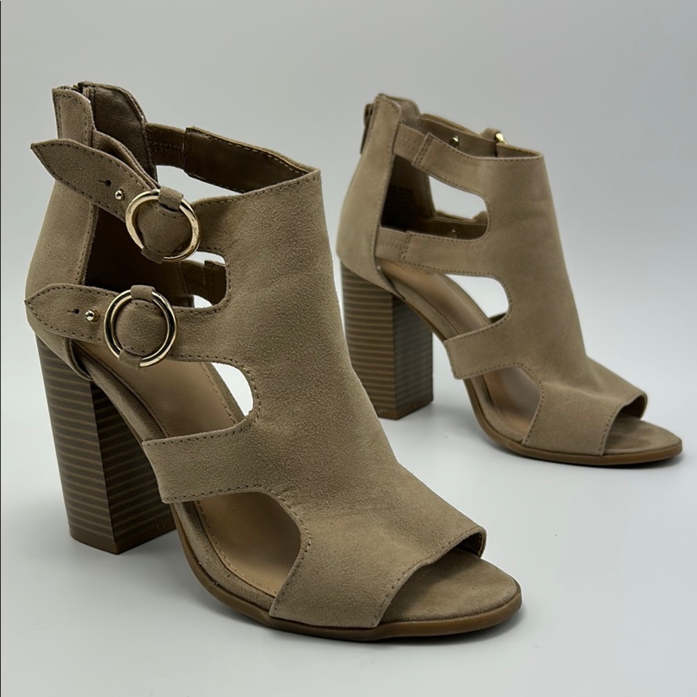 Apt. 9 Tan Block Heel Sandals with Cutouts Buckle Closure 6.5